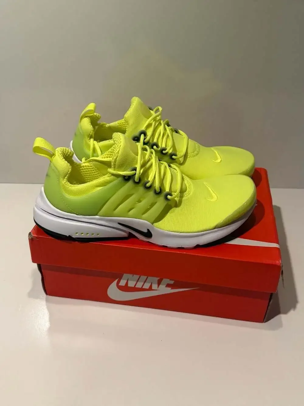 Nike Air Presto Size 5.5 Volt Black White